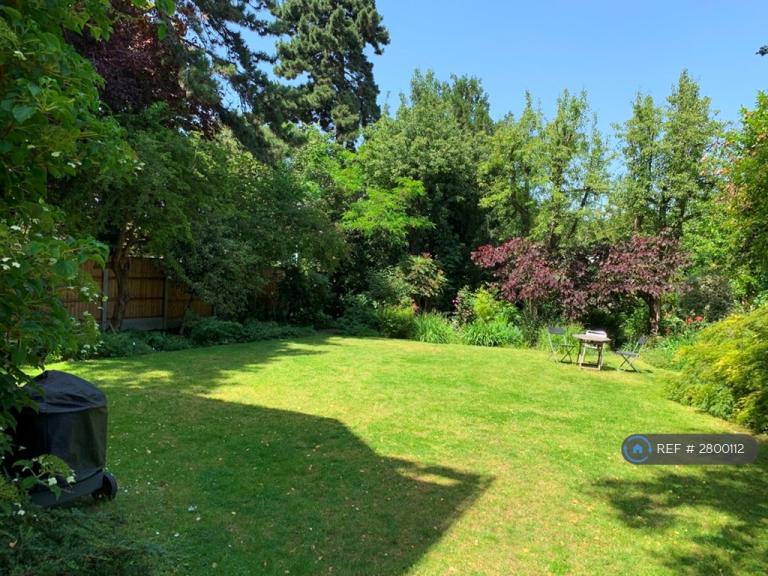 2 bedroom flat in Albert Road, London, N22 (2 bed) (#2800112)