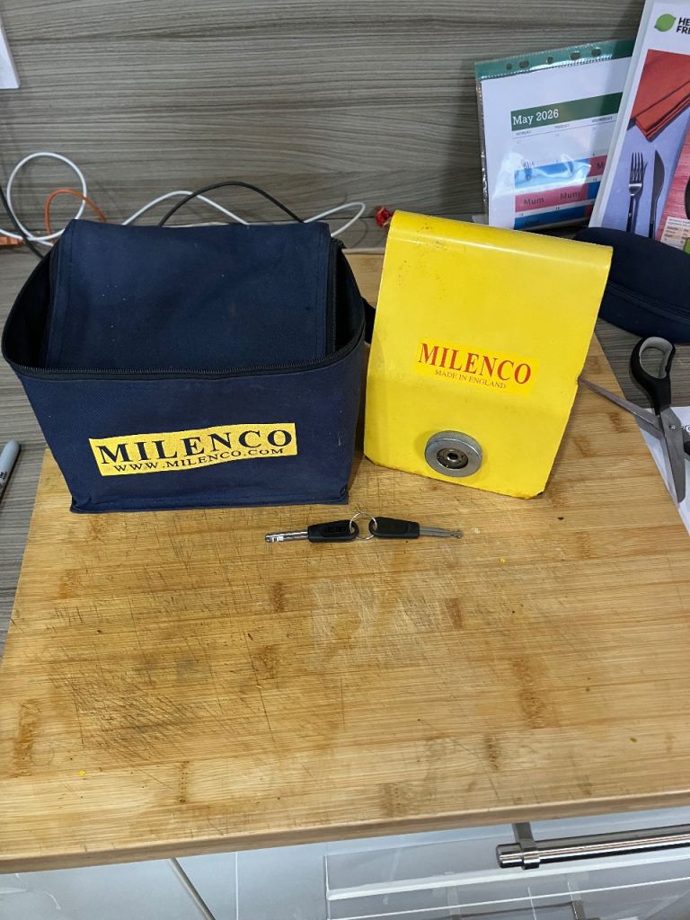 Milenco Heavy Duty Hitch Lock with 2 keys and Storage Bag
