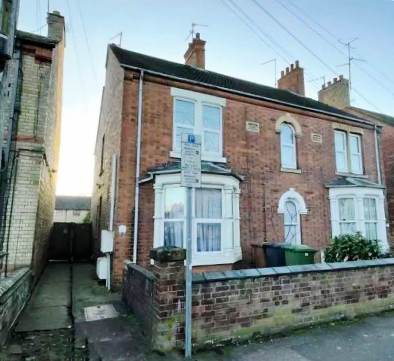 1 bed flat available in pe1 