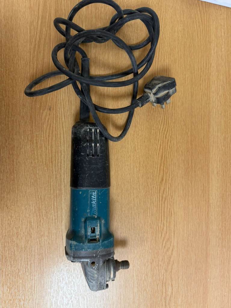 Makita 9554NB 710 W Angle Grinder 115mm 240v SPARES OR PARTS *NON WORKING*