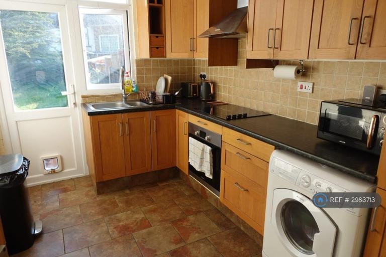 1 bedroom in Blenheim Avenue, Ilford, IG2 (#2983713)