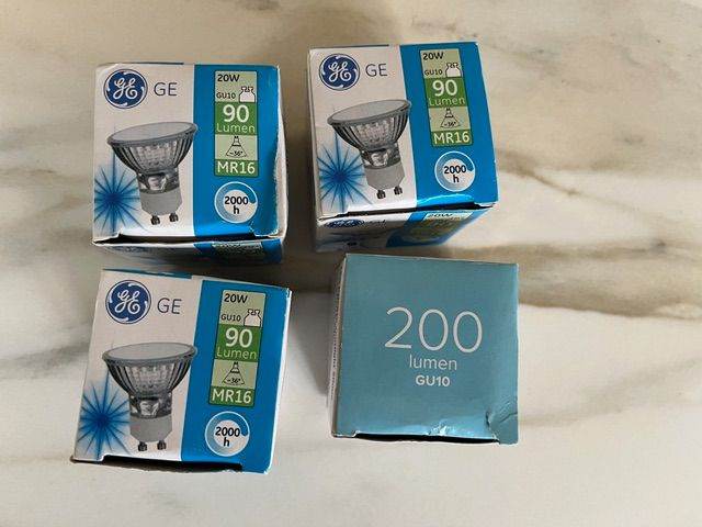4 Halogen light bulbs