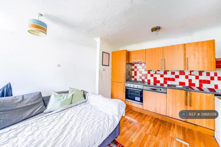 2 bedroom flat in Deptford High Street, London, SE8 (2 bed) (#2968029)