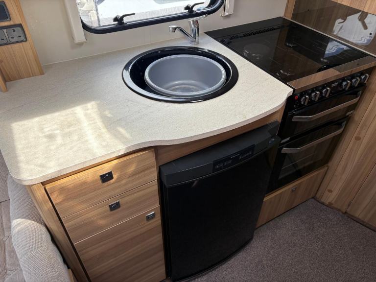 ELDDIS AVANTE 462 - 2 BERTH CARAVAN WITH END WASHROOM AND MOTORMOVER
