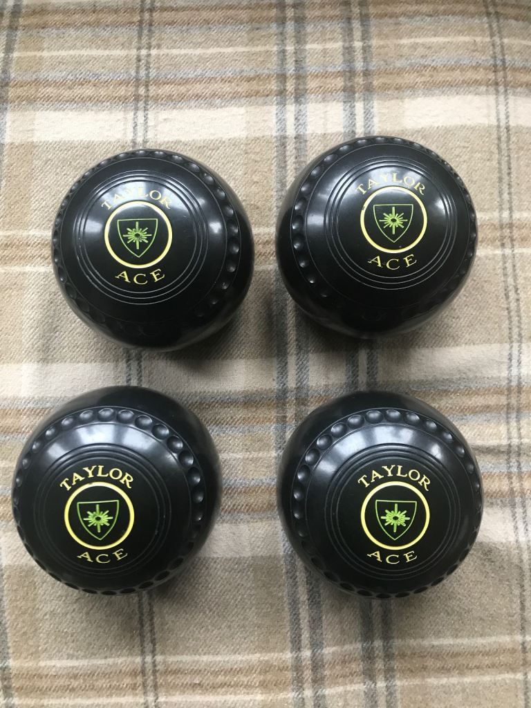 Taylor Ace size 4H WB16 black with green motif bowls. VGC.  