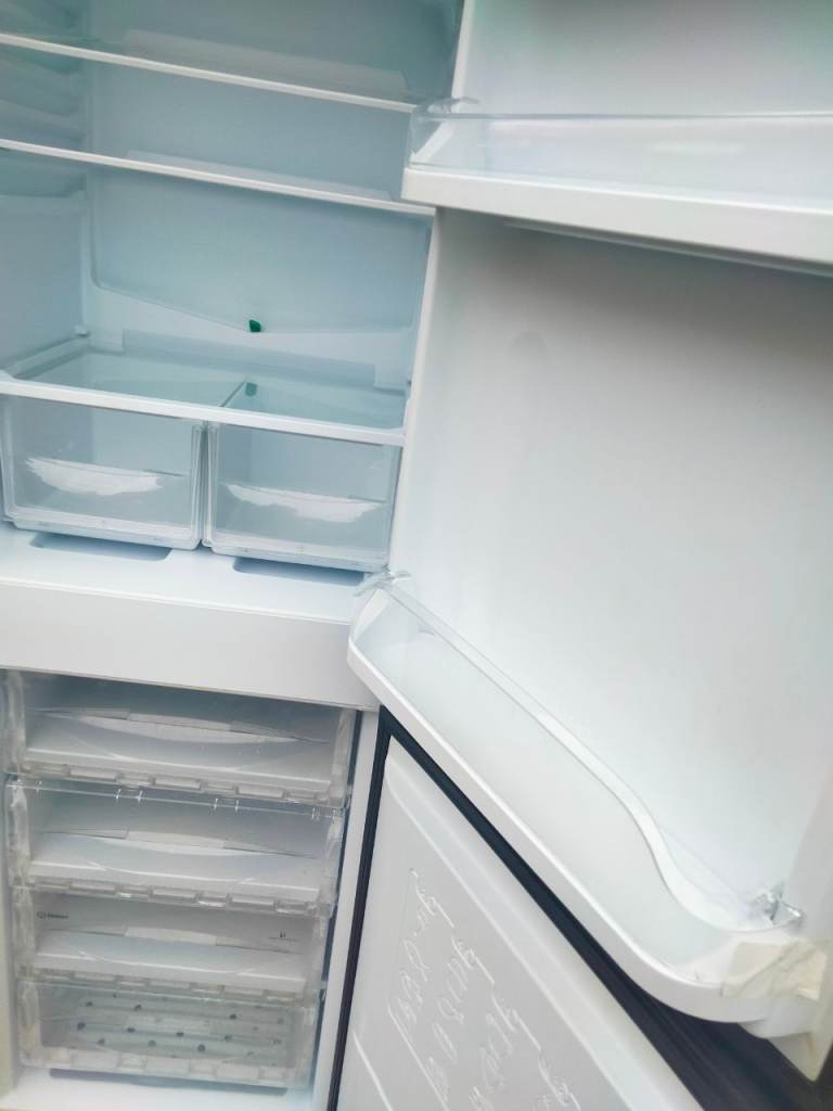 BLACK INDESIT FRIDGE FREEZER FROST FREE 