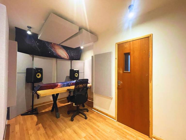Music Studio | SoundProofed Room | Podcast to Rent in Wimbledon South West London SW19