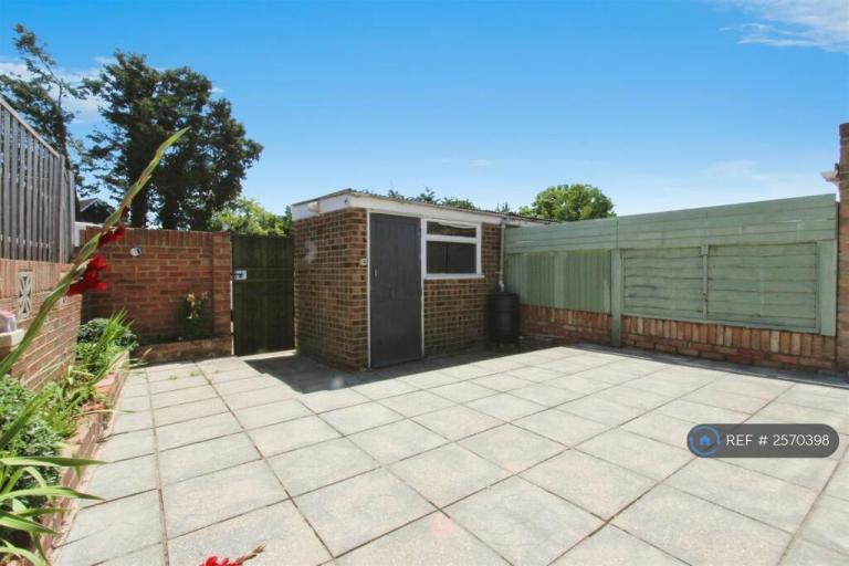 3 bedroom house in Prince Charles Avenue, Minster On Sea, Sheerness, ME12 (3 bed) (#2570398)