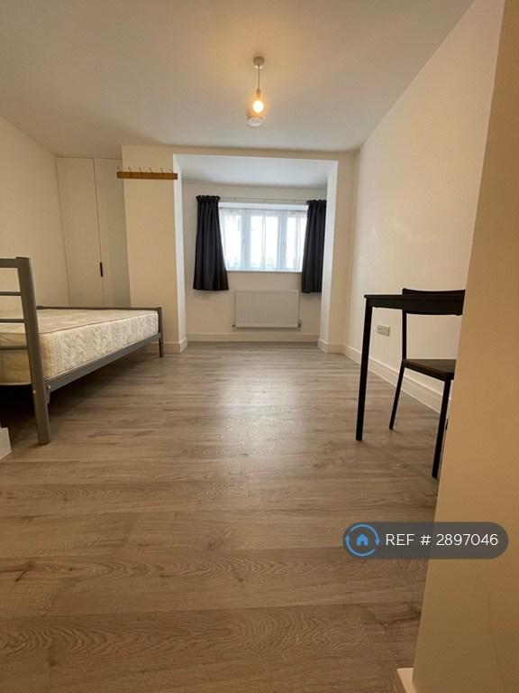 Studio flat in Wolves Lane, London, N13 (#2897046)