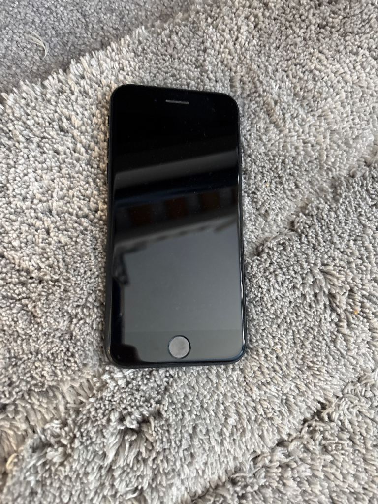 Apple iPhone SE Black - Good Condition