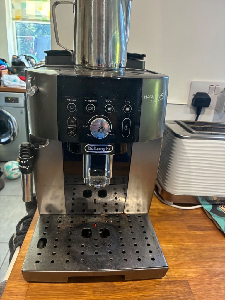 De'Longhi Magnifica S Smart Coffee Machine – Good Condition