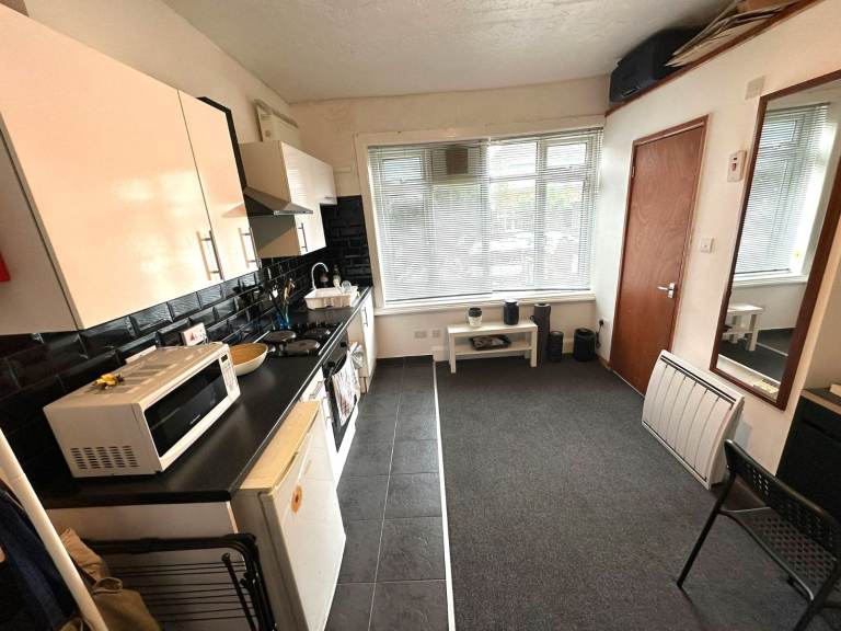 Studio flat - Highfield - BILLS INC - Available NOW
