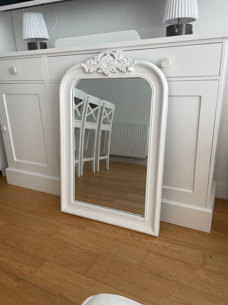 White Arched Mirror with Ornate Top – Good Condition