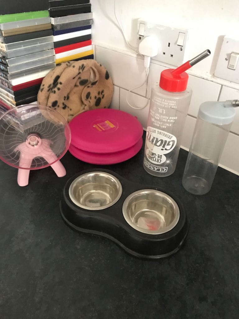 Hamster cage accessories and bedding – Good condition