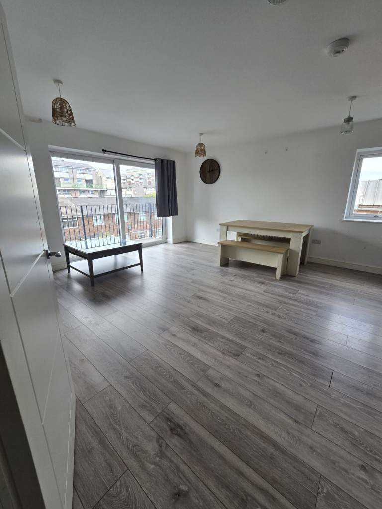 3 bedroom flat with two bathroom in E16 2DJ,Near city airport in Docklands ,for Students/Families .