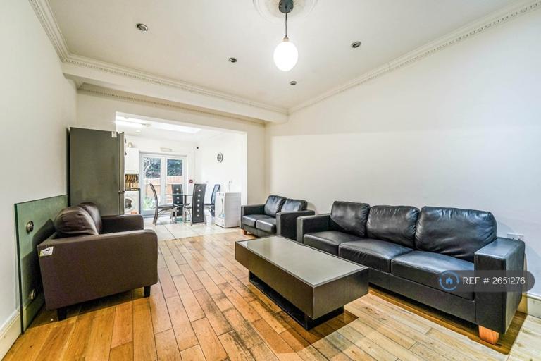 1 bedroom in Nelson Gardens, Whitton, TW3 (#2651276)