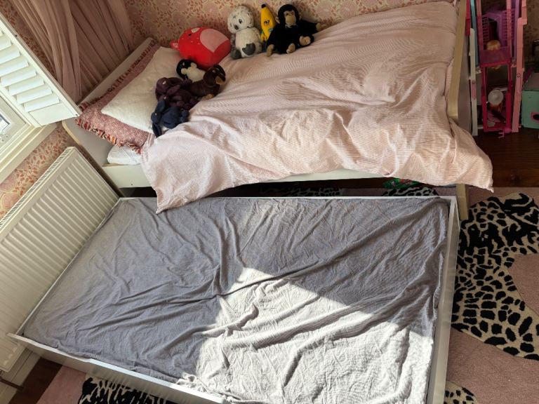 Kids bed (2 single beds)