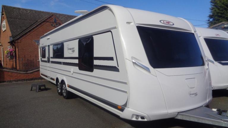 LMC 695 Vip Exquisit 5 BERTH,FIXED ISLAND BED CARAVAN WITH SEPARATE SHOW... 2018