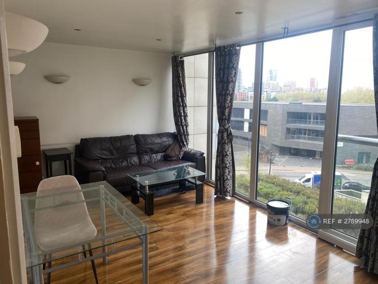 1 bedroom flat in Adriatic Apartments, London, E16 (1 bed) (#2789948)