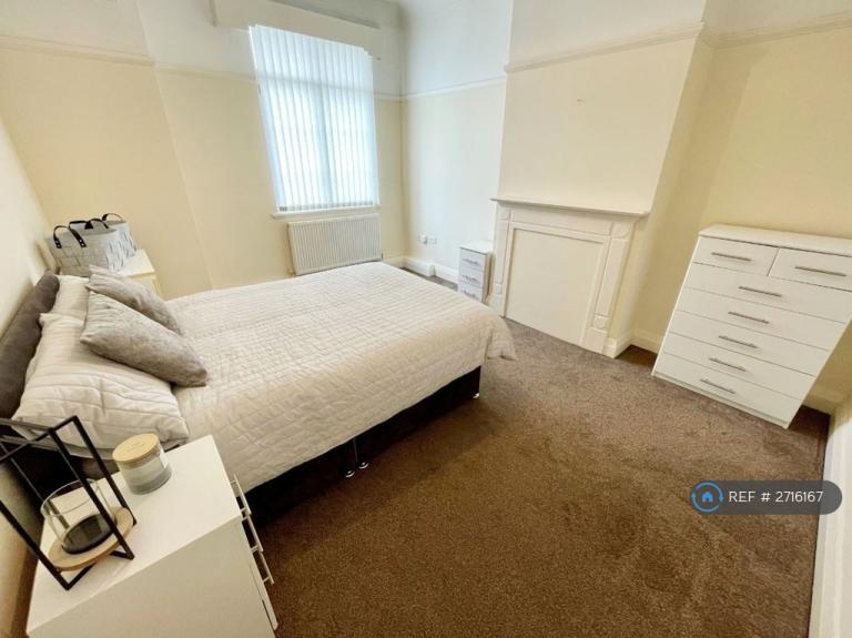 2 bedroom flat in Lord Street, Southport, PR8 (2 bed) (#2716167)