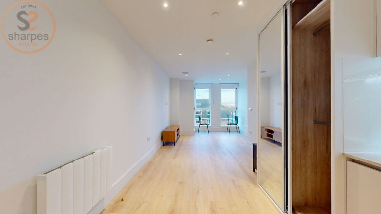 1 bedroom flat in Flat 8, Coombe Hill House, Beverley Way, London