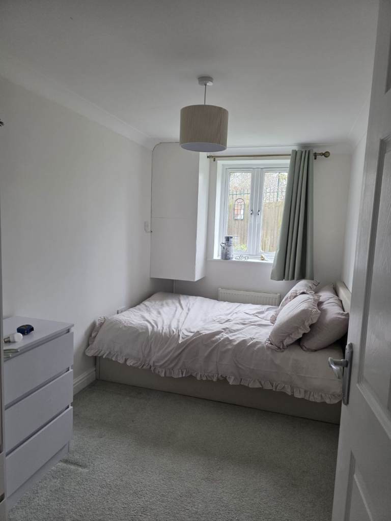 1 unfurnished bedroom available to rent