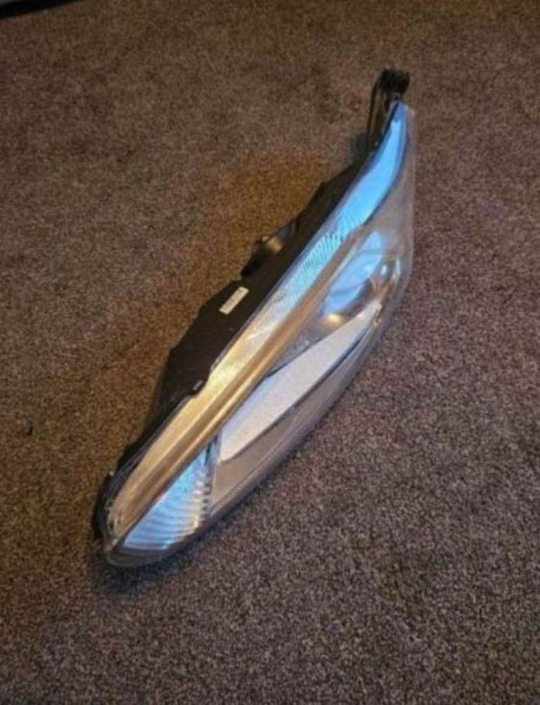 Mk7.5 Ford Fiesta ST180 passanger side headlight (Mounting tabs broken) 