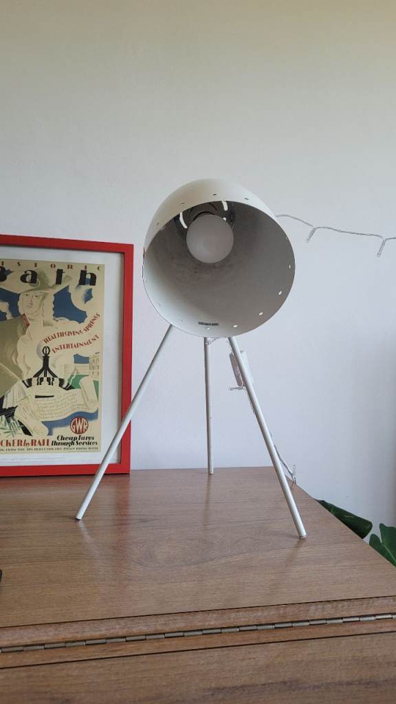 Stylish White Tripod Desk Lamp – Modern Design