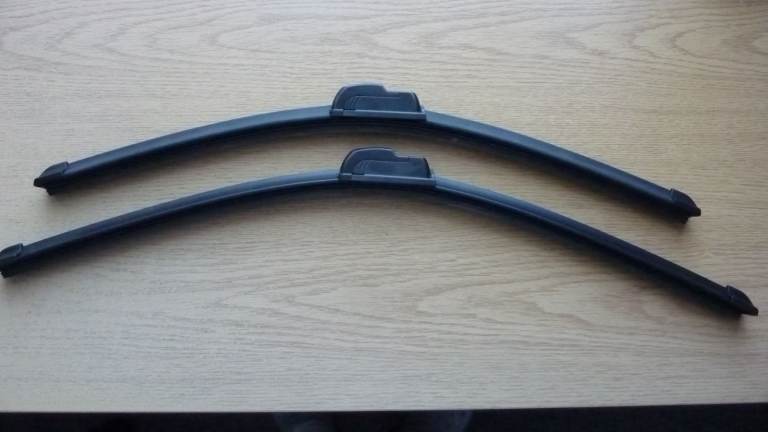 Pair of Aero Wiper Blades 19" & 22" hook Type fitting suitable for Mitsubishi L200 Brand New