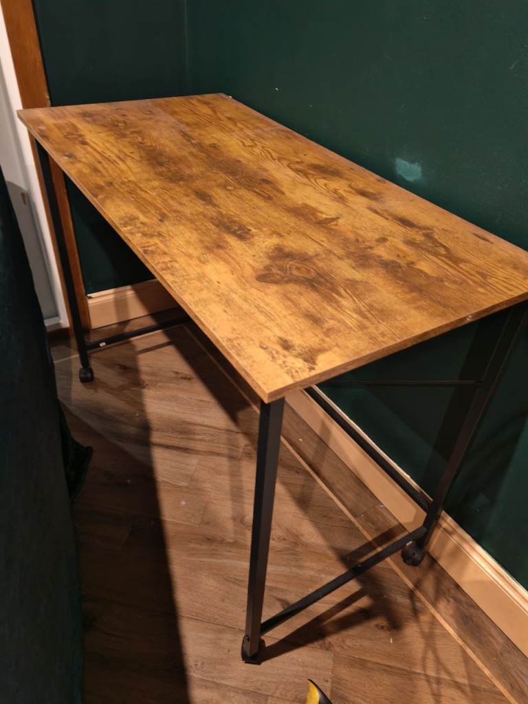 Wooden Top Desk with Metal Legs – Good Condition