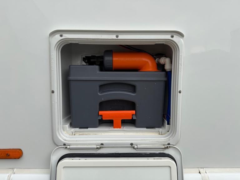 SWIFT ESCAPE 695 - 2017