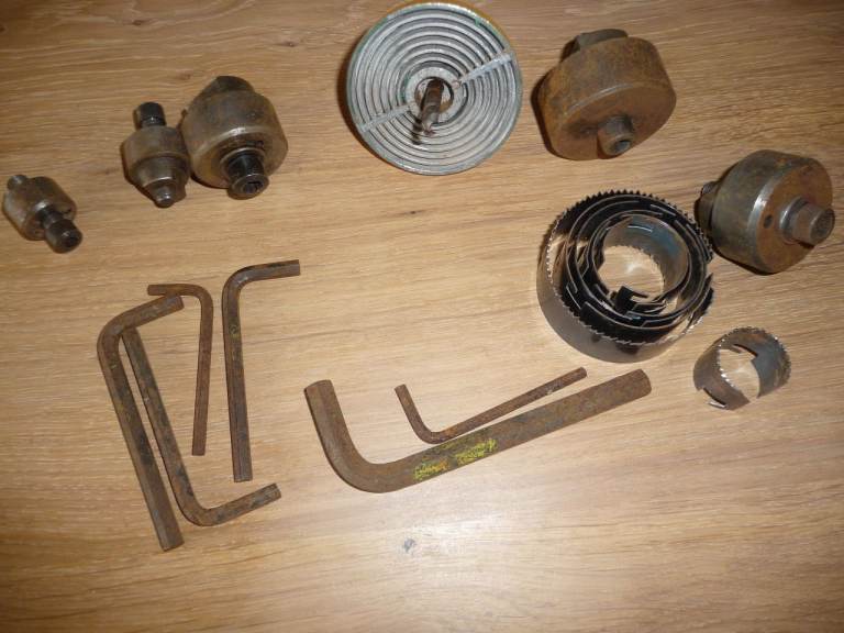 Hole cutter kit for use on Wood, chipboard etc - lots of different sizes with Chuck & keys