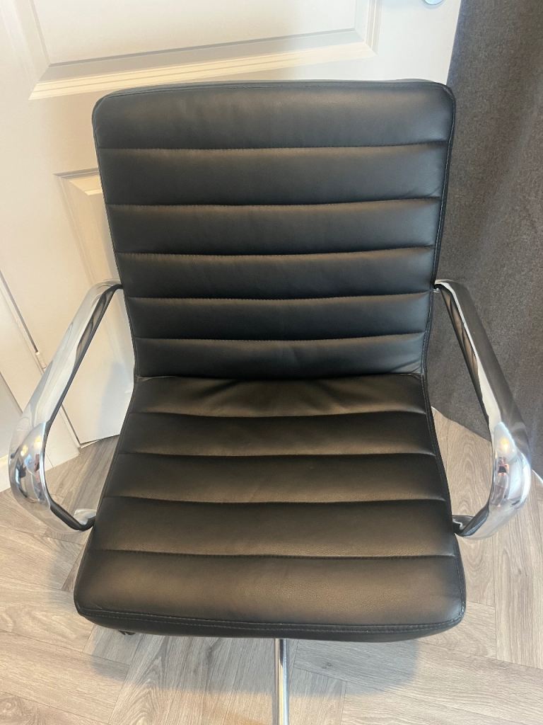 Black Office Chair with Chrome Arms – Good Condition