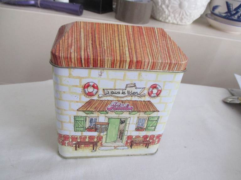 Les Maison des Peders Collectable Tin - French - Good condition  