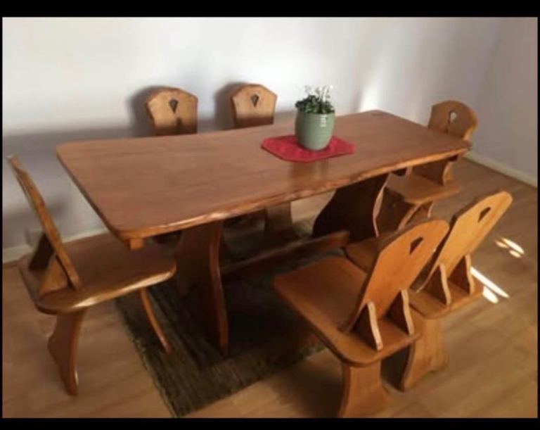 Lovely Solid wood dining room table and chairs 
