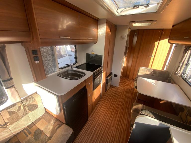 ADRIA SPORTLINE DT - 2015 - 6 BERTH - FIXED BUNKS - GREAT CONDITION 