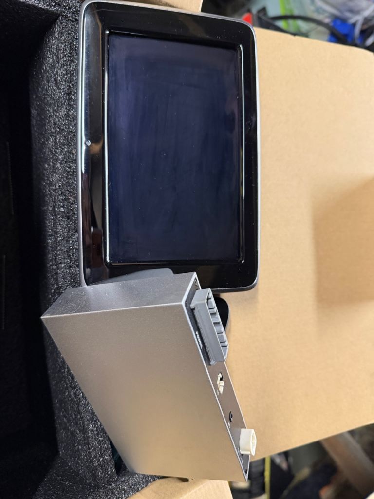 A class air vents, mirror caps, CarPlay 