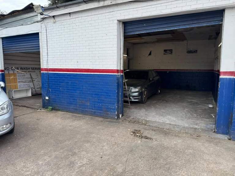 Workshop /Garage 1076  square feet for rent