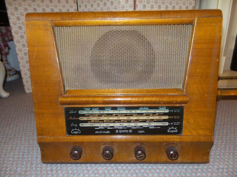 Vintage Columbia valve radio