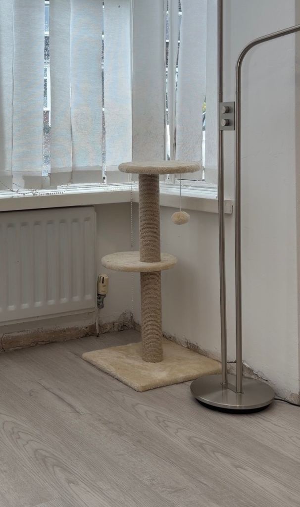 SOLD* Cat scratching tree