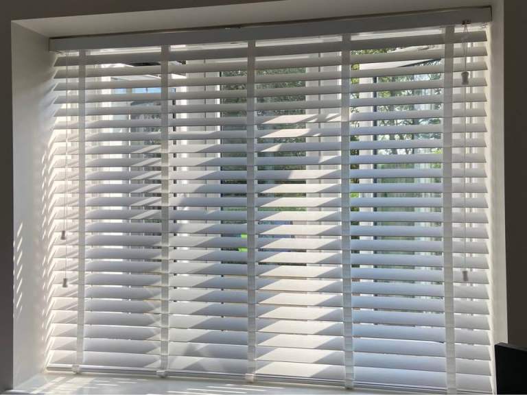 Venetian blind deluxe fine grain with tapes NEW 1425mm x 1150mm over £90. Please read description