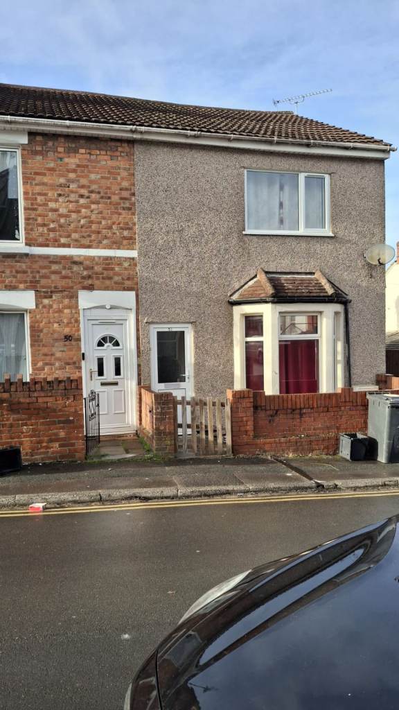  3/4 bedrooms house to let rent in central Swindon, available 01/01/2026