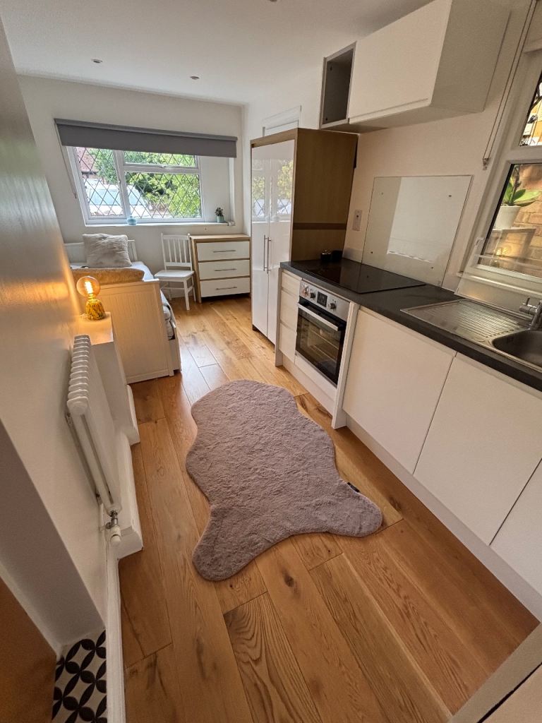 Studio Flat, own entrance (Bills included) 
