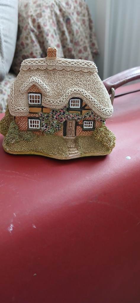 Lilliput Lane Bramble Cottage Charming Cottage Figurine – Decorative Ornament