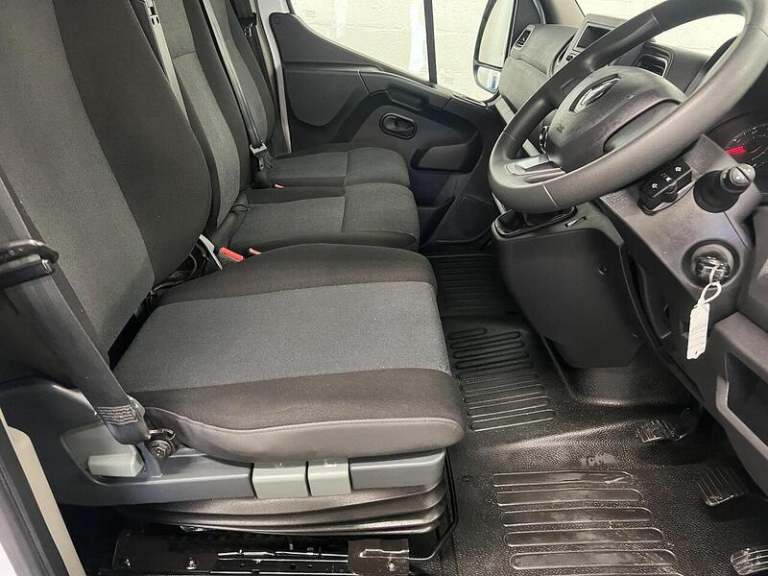 2023 Renault Master LM35dCi 135 Business+ Medium Roof Van PANEL VAN DIESEL Manual