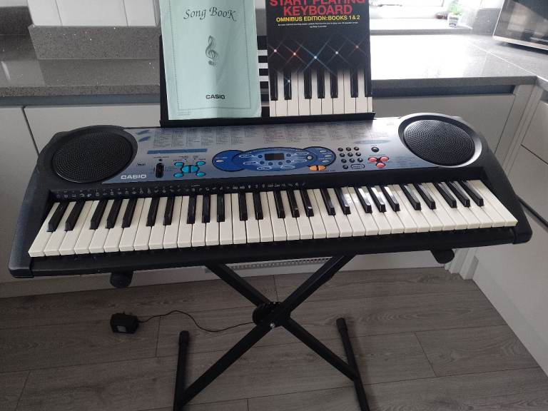 Casio LK40 electric keyboard
