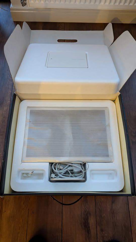 Apple 20in Cinema Display (Model A1081)