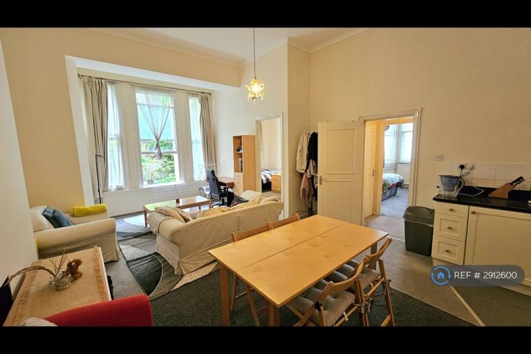 2 bedroom flat in Philbeach Gardens, London, SW5 (2 bed) (#2912600)