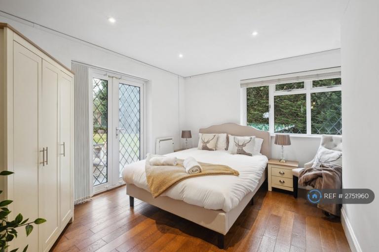 2 bedroom flat in Darby Drive, Welwyn, AL6 (2 bed) (#2751960)