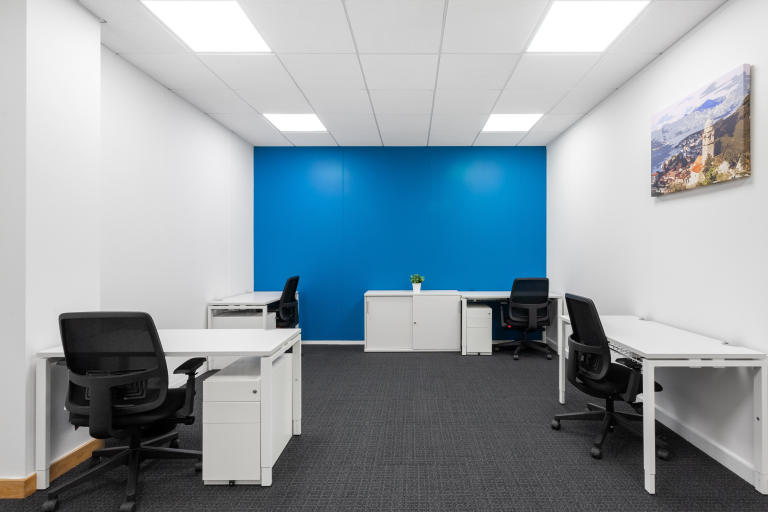 Milton Keynes - MK92UB \ Ready-to-Use Office Space with 5 Desks